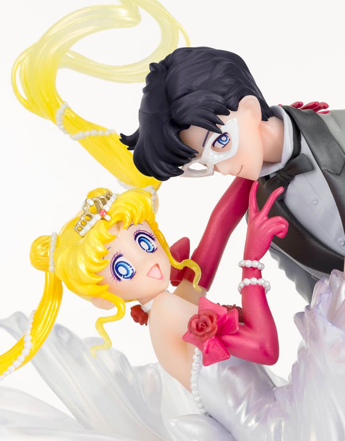 Bandai Sailor Moon FiguartsZERO Chouette – Usagi & Tuxedo Mask Moonlight Glow Edition